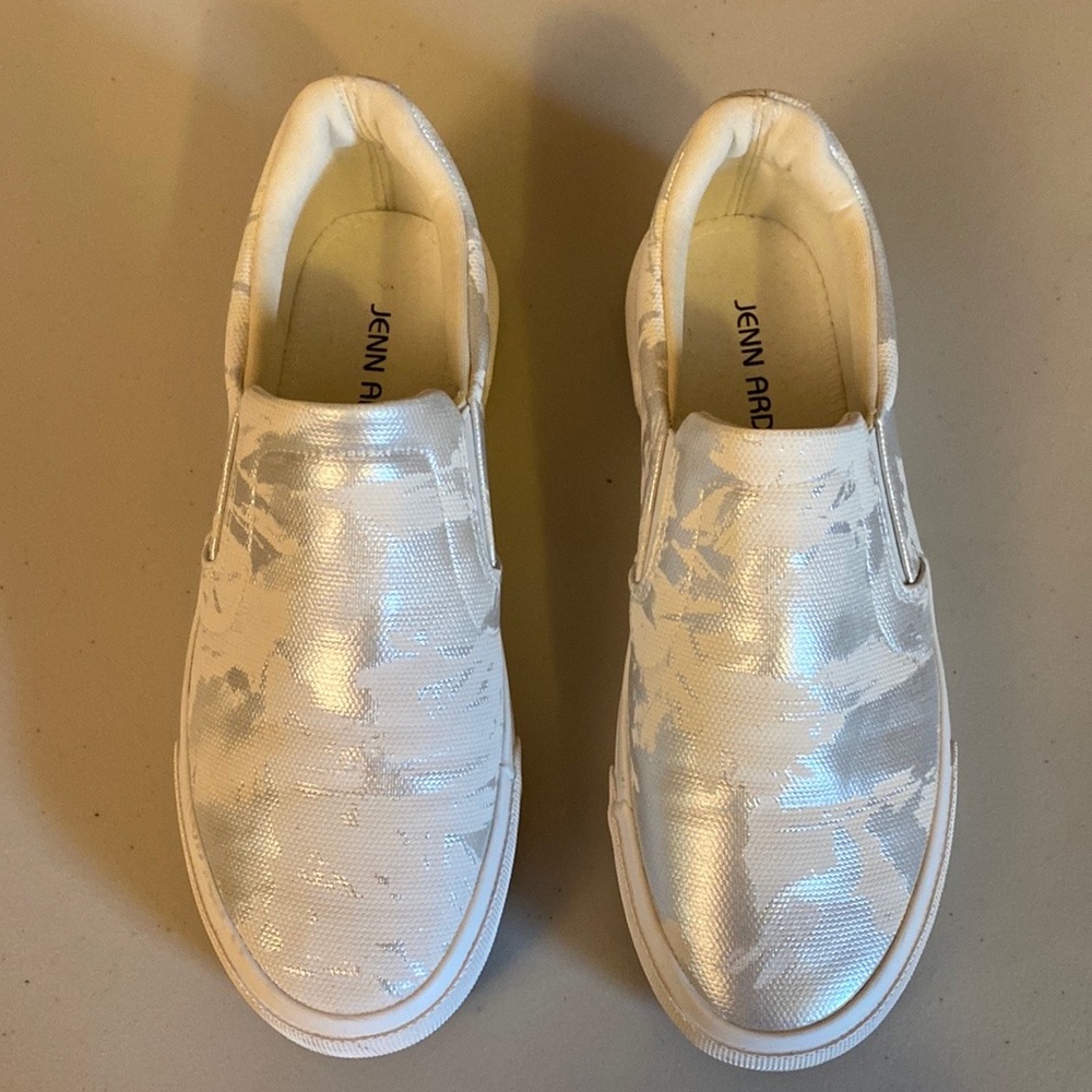 Jenn Ardor women’s slip on sneakers size 8, white & silver
